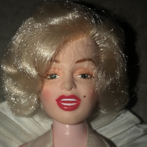 Marilyn Monroe doll made by TriStar - Picture 2 of 3
